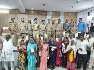जौनपुर पुलिस ने बरामद किए 201 गुम मोबाइल, मालिकों को सौंपे