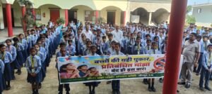 स्कूलों में पहुंचकर बच्चों को जागरूक कर रहे अधिवक्ता विकास तिवारी