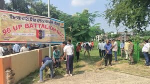 टी डी इटंर कालेज मे धूमधाम से मनाया गया महात्मा गांधी व लाल बहादुर शास्त्री का जन्मदिन प्रिसिपल डाँ सत्यप्रकाश सिह समेत सभी शिक्षको ने प्रागंण मे की साफ सफाई