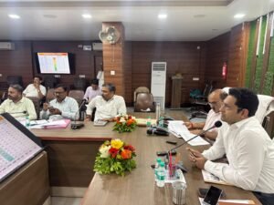 पीएम स्वनिधि और प्रधानमंत्री आवास योजना की डीएम ने की समीक्षा