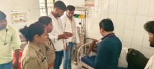 ड्यूटी पर जाते समय बस में जेई की बिगड़ी तबीयत, महिला कांस्टेबलों ने एंबुलेंस बुलाकर कराया अस्पताल में भर्ती