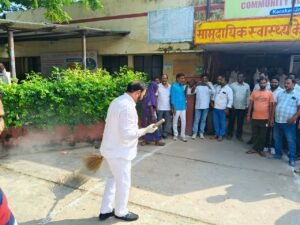 पूर्व विधायक दिनेश चौधरी ने अनोखे अंदाज में मनाया जन्मदिन, सफाई कर्मचारियों के पैर धोकर किया सम्मानित