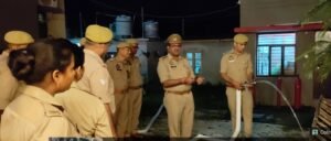 जौनपुर जनपद न्यायालय के सुरक्षा मे नियुक्त अधिकारियो एंव कर्मचारियो को अग्निशमन अधिकारी नागेन्द्र प्रसाद द्विवेदी द्वारा विशेष प्रशिक्षण दिया गया