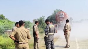 कौशाम्बी में हाईवे पर लीक हुआ ओलियम एसिड से भरा टैंकर, सड़क से उठने लगा धुआं