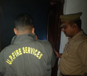 घर मे लगी आग सूचना मिलते ही मौके पर पहुची अग्निशमन विभाग की टीम आग पर पाया काबू