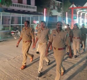 हैदरपुर बाजार में थानाध्यक्ष ने किया पैदल गश्त, दुर्गा पंडालों का किया निरीक्षण