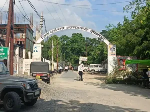 नाली खोदने के विवाद में लेखपाल और दो सिपाहियों समेत छह पर केस