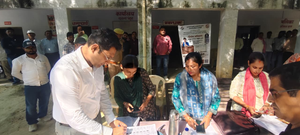 मतदाता सूची में नाम बढ़ाने के लिए जिले के सभी बूथों पर लगा विशेष कैंप