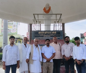 कांग्रेसियों ने पूर्व प्रधानमंत्री इंदिरा गांधी को दी श्रद्धांजलि