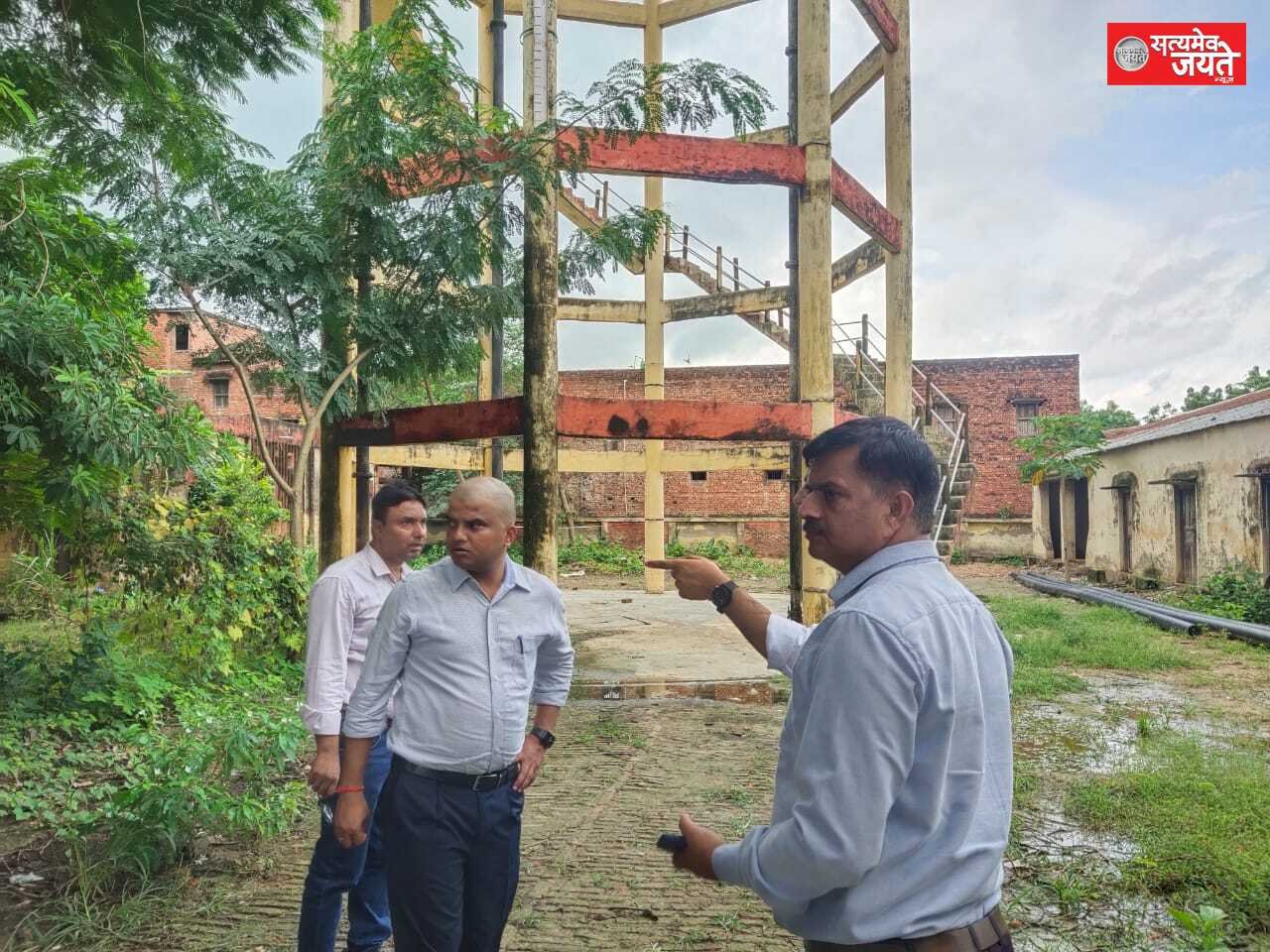 जौनपुर जिलाधिकारी मनीष कुमार वर्मा के द्वारा ग्राम पंचायत धर्मापुर में चल रहे जल जीवन मिशन कार्य का निरीक्षण किया गया।