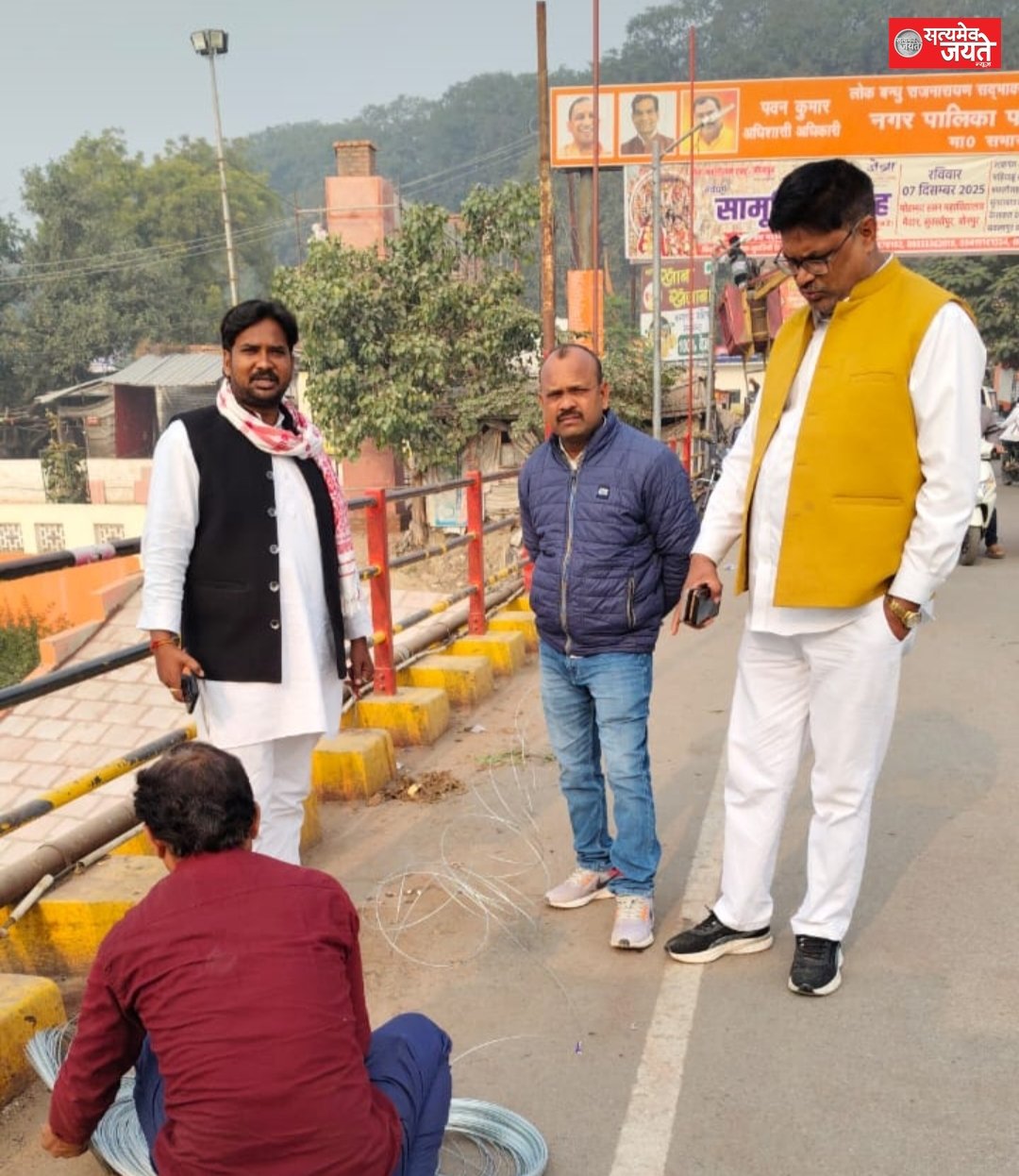 चाईनीज मांझा से बचाव के लिए पुल के ऊपर लगवाया गया तार।