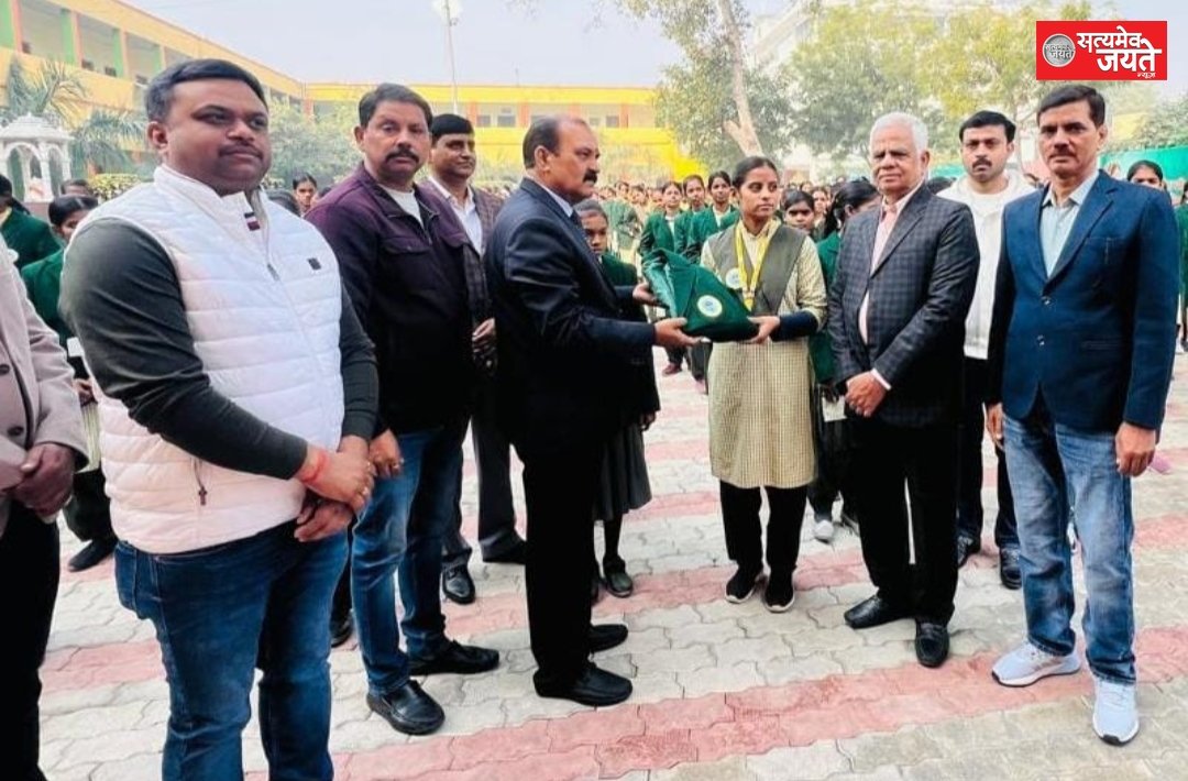 टी डी इंटर कालेज के प्रधानाचार्य सत्य प्रकाश सिह नेअपनी बेटी श्र्वेता सिह (SDM)के जन्मदिन पर स्कूल की बच्चियो को बाटे ब्लेजर
