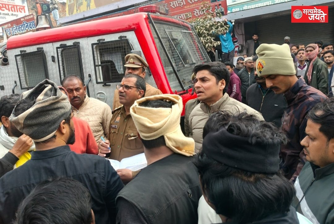 किराने व कास्मेटिक की दुकान मे लगी आग सूचना पर फायर अधिकारी नागेन्द्र प्रसाद द्विवेदी पूरी टीम के साथ मौके पर पहुचकर कडी मेहनत से आग को किया काबू