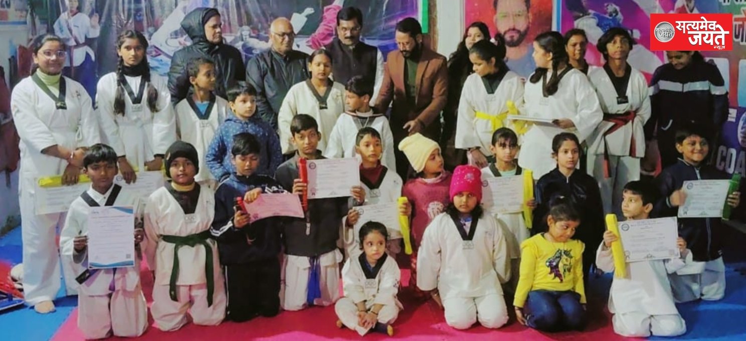मां लालती ताइक्वांडो क्लब के सानिध्य में जौनपुर के 17 खिलाड़ियों को ताइक्वांडो कलर बेल्ट सर्टिफिकेट और बेल्ट देखकर सम्मानित किया गया