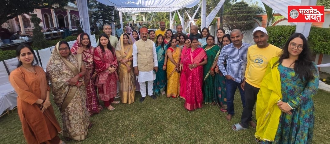 टी डी इंटर कालेज के प्रिसिपल डाँ सत्यप्रकाश सिह की माता की तेरहवी मे श्रद्धाजलि देने वालो का लगा ताता