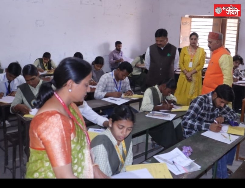 डी एम ने टी डी इंटर कालेज का किया औचक निरीक्षण चल रही है बोर्ड परीक्षा प्रिसिपल डाँ सत्यप्रकाश सिह साथ मे रहे मौजूद