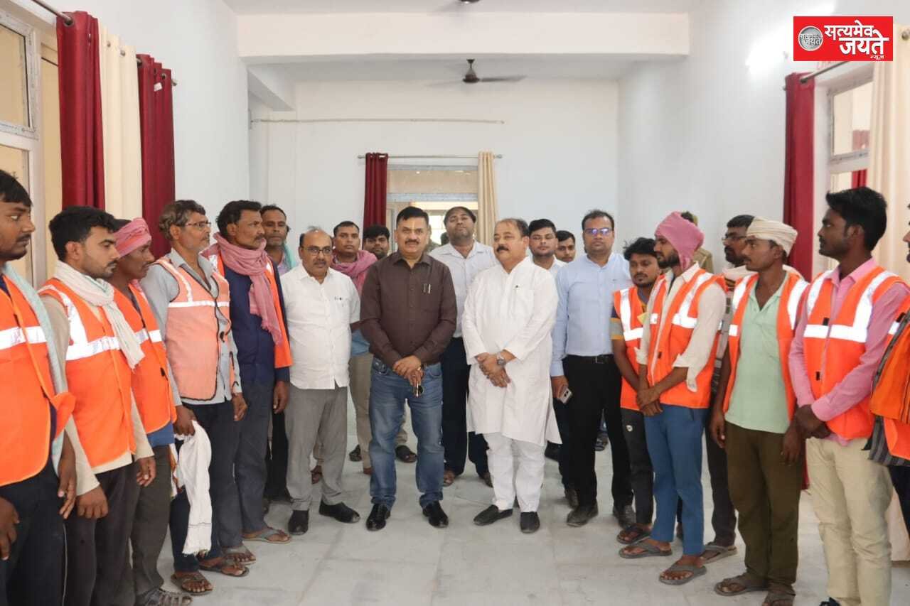 जिलाधिकारी डॉ0 दिनेश चंद्र द्वारा विकास खंड सिरकोनी अंतर्गत नगर पंचायत कचगांव में स्थलीय निरीक्षण किया