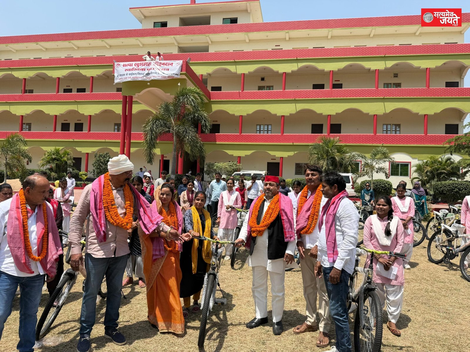 साइकिल छात्र छात्राओं के सपनों को रफ्तार देने का माध्यम है:- राकेश मौर्य