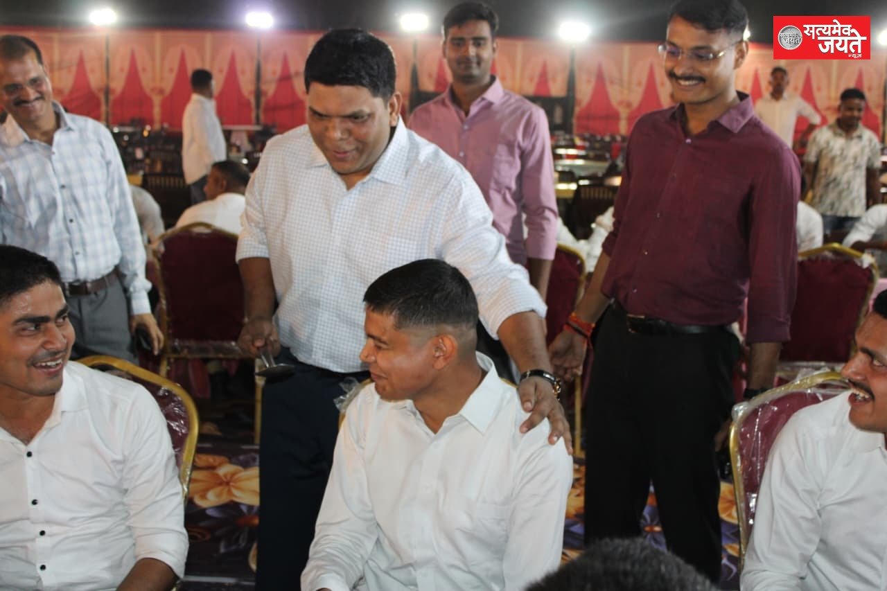 रिजर्व पुलिस लाइन, जौनपुर के परेड ग्राउंड में दीक्षांत परेड से पूर्व रिक्रूट आरक्षियों के साथ “बड़ा खाना” कार्यक्रम का किया गया आयोजन डी एम एस पी ने अपने हाथो से वितरण किया भोजन