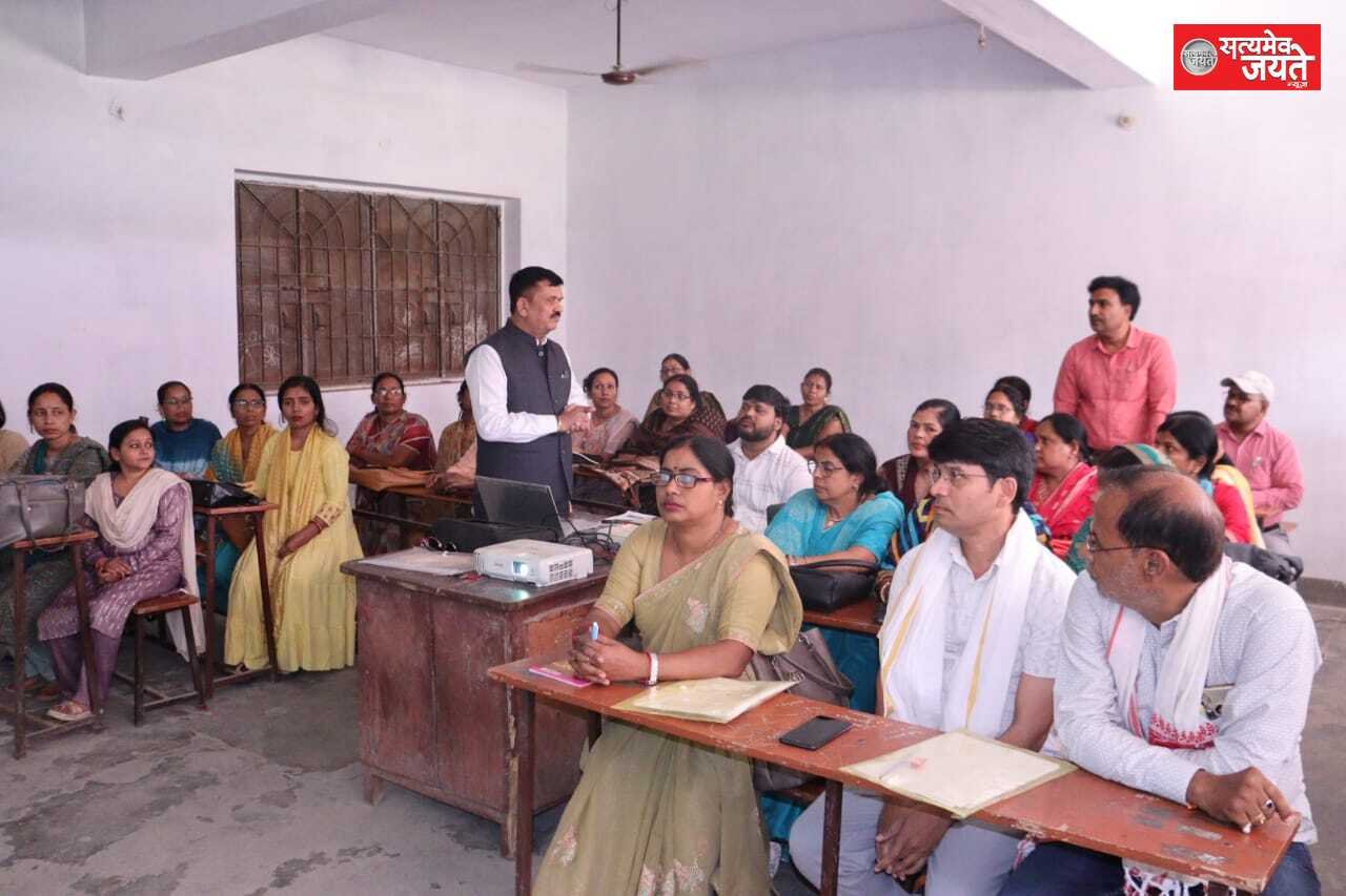 जिलाधिकारी/प्रमुख जनगणना अधिकारी डॉ0 दिनेश चंद्र द्वारा डीएम रजा शिया इंटर कॉलेज में आयोजित जनगणना 2027 के प्रशिक्षण सत्र का निरीक्षण किया