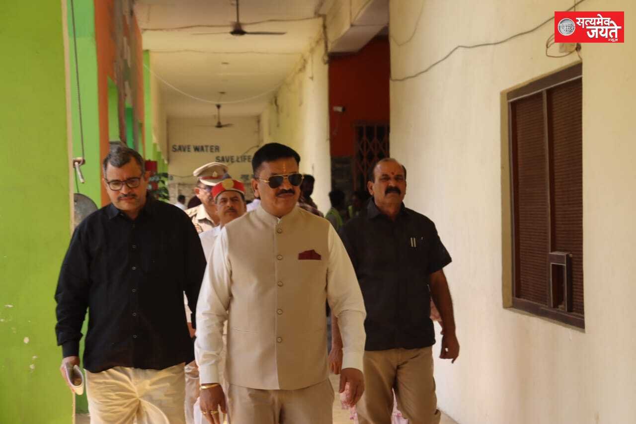 डी एम डॉ0 दिनेश चंद्र ने  होमगार्ड भर्ती परीक्षा 2025 की लिखित परीक्षा को सकुशल, नकलविहीन एवं शांतिपूर्ण ढंग से संपन्न कराए जाने के दृष्टिगत टी.डी. इंटर कॉलेज एवं टी.डी. विधि महाविद्यालय सहित अन्य परीक्षा केंद्रों का औचक निरीक्षण किया