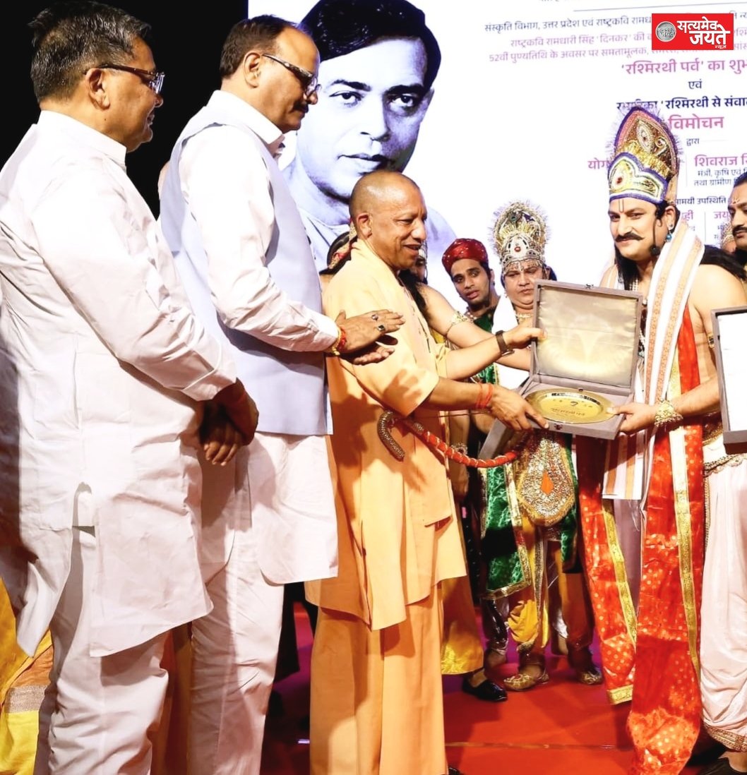 मुख्यमंत्री योगी आदित्यनाथ ने गायक-अभिनेता जितेन्द्र झा को किया सम्मानित