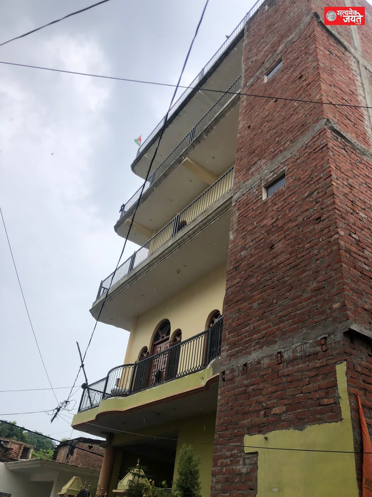 जौनपुर<br>बिना मानक के नगर मे बन रहे है मकान तीन से चार मंज़िला मकान आसानी से बन रहा है फायर विभाग नही पहुंच सकता ऐसी तंग गलियारों मे हादसे होने पर