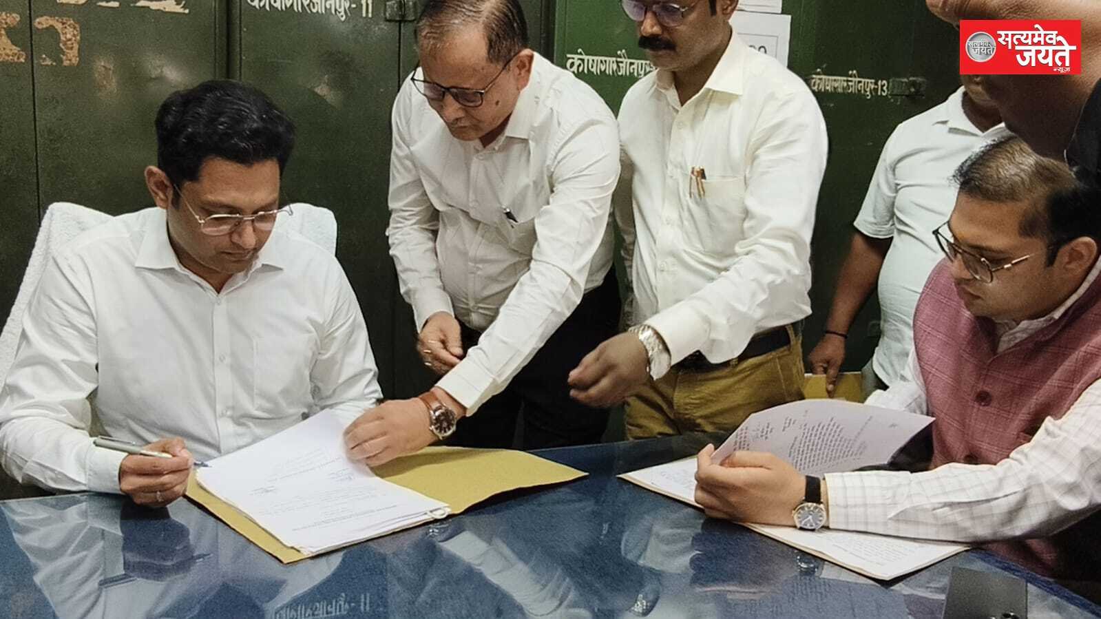 जौनपुर में नवागत जिलाधिकारी सैमुअल पॉल एन ने संभाला कार्यभार