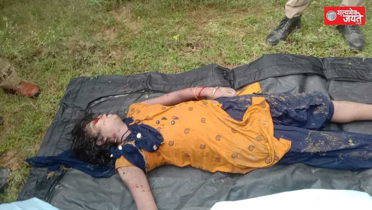 जौनपुर। बदलापुर कोतवाली क्षेत्र के  दाऊदपुर गांव में पुराने रामलीला मैदान के पास  शुक्रवार को एक अज्ञात  युवती का शव  मिलने से क्षेत्र में सनसनी फैल गई। घटना की जानकारी मिलते ही  मौके पर शव को  देखने को देखने वालों की भारी  भीड़ जमा हो गई ।  सूचना पर पहुंची  पुलिस  शव को कब्जे में लेकर आवश्यक कार्यवाही में जुट गई है। प्रत्यक्षदर्शियों के मुताबिक युवती की हत्या करने के बाद हत्यारों ने शव को फेंक दिया है।