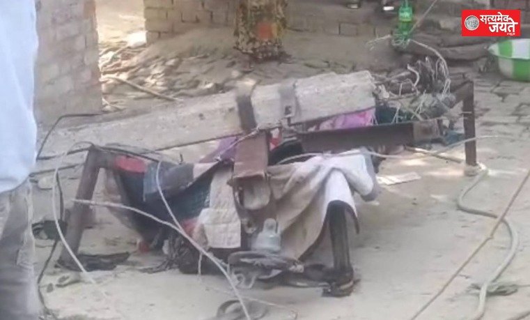 अनियंत्रित इनोवा की टक्कर से खंभा गिरा, घर के बाहर सो रहे 22 वर्षीय युवक की दर्दनाक मौत