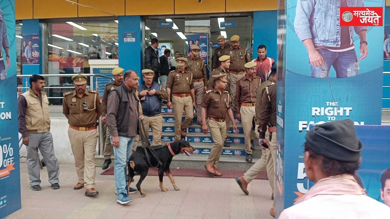जौनपुर<br>गणतंत्र दिवस की पूर्व संध्या पर सुरक्षा व्यवस्था के दृष्टिगत #DIG/SP_JNR @ipsajaysahni के निर्देशन में क्षेत्राधिकारी नगर, जौनपुर द्वारा प्रभारी निरीक्षक कोतवाली मय पर्याप्त पुलिस बल व डॉग स्क्वाड के साथ भंडारी रेलवे स्टेशन,जौनपुर पर पैदल गस्त व सघन चेकिंग की गई।