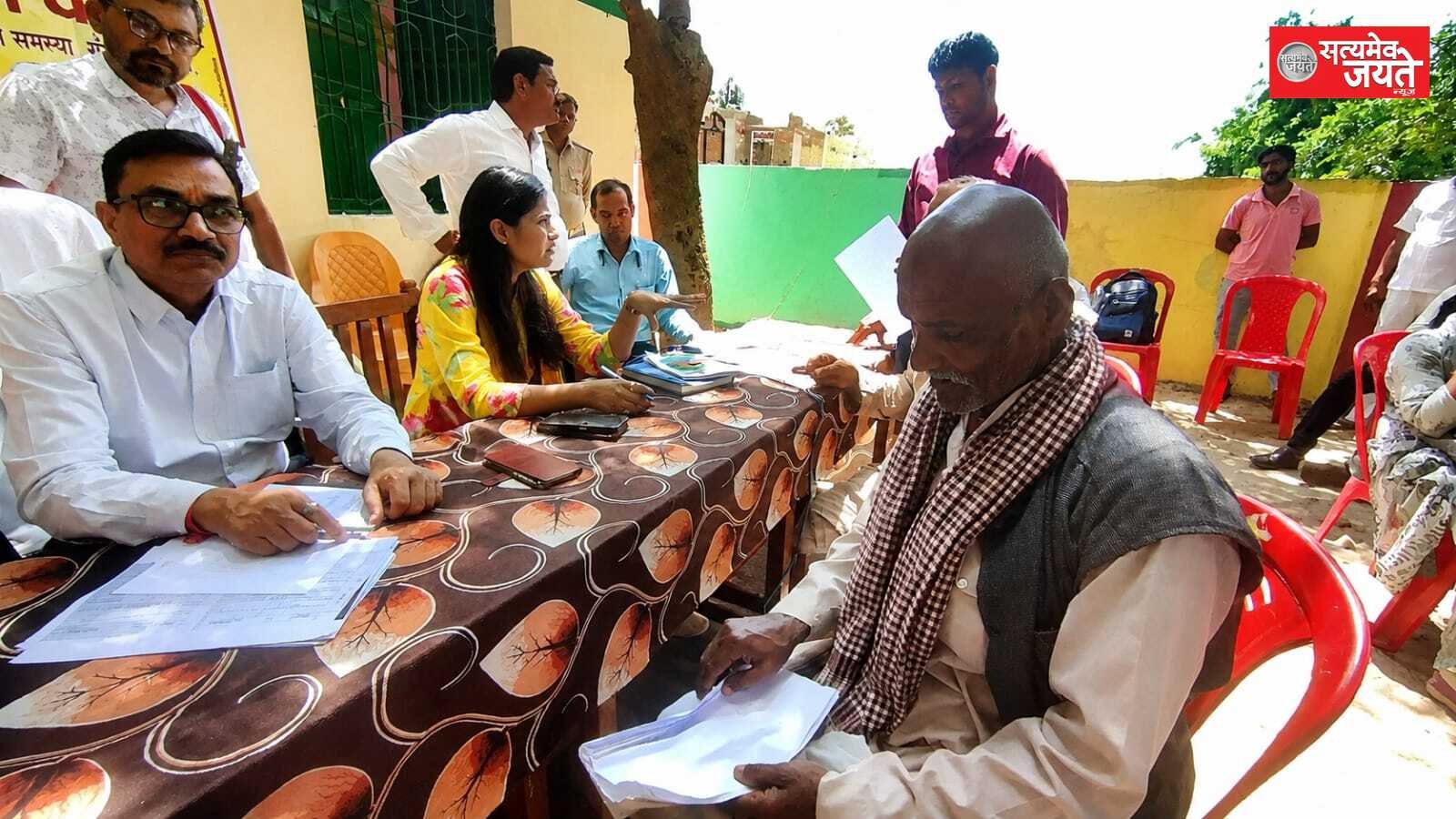 जनचौपाल में ग्रामीणों ने उठाई समस्याएं, विद्यालय के ऊपर झूलते हाईटेंशन तार पर जताई चिंता