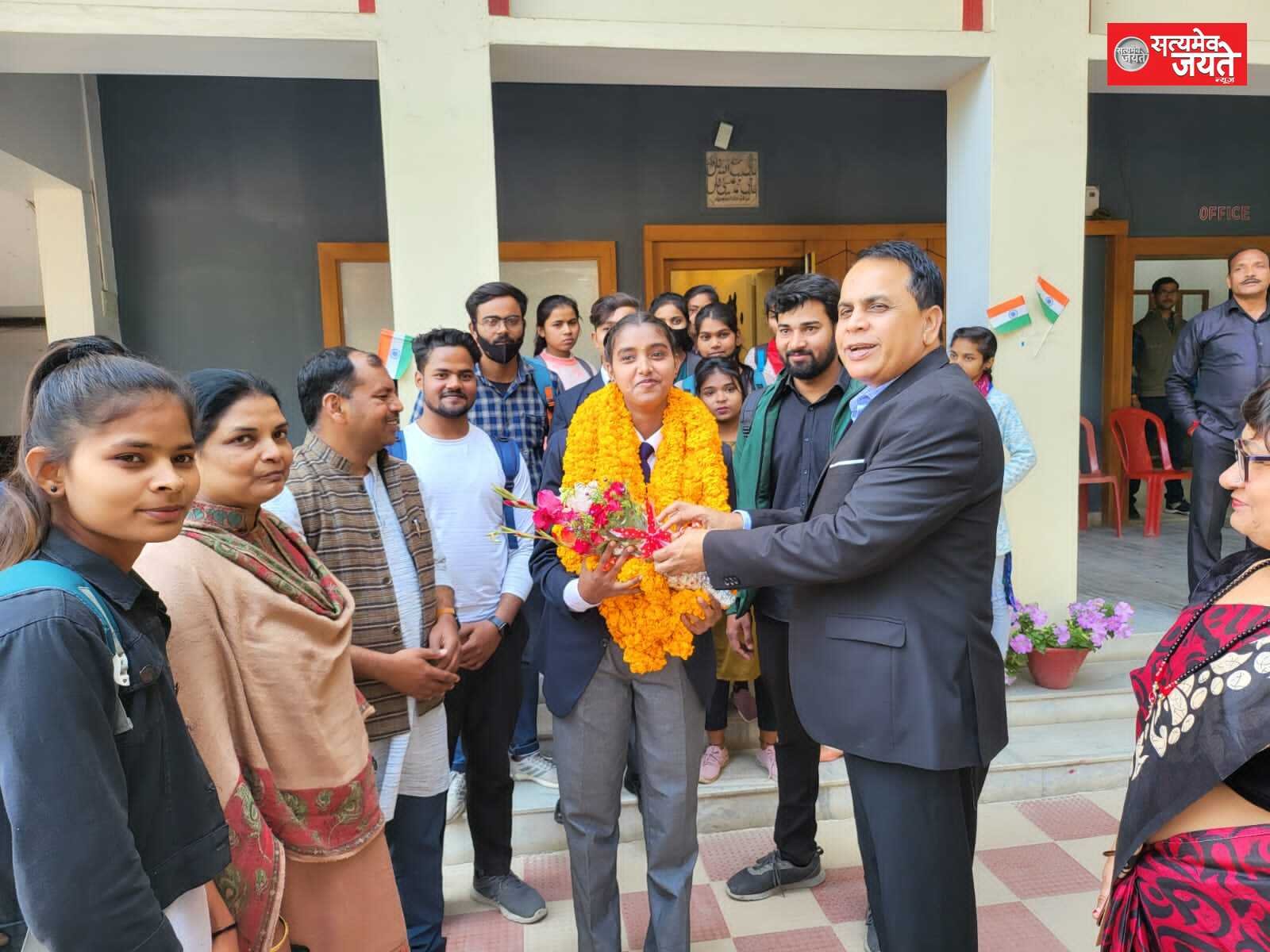 जौनपुर<br>आंचल मौर्य का आरडी परेड से लौटने के बाद कॉलेज में भव्य स्वागत हुआ
