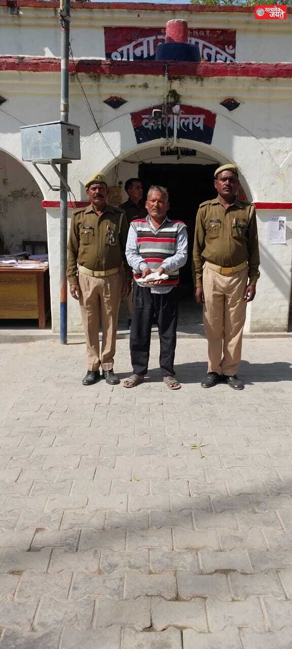 जौनपुर गैंगस्टर के आरोपी को तमंचा सहित सरपतहा पुलिस ने किया गिरफ्तार ।