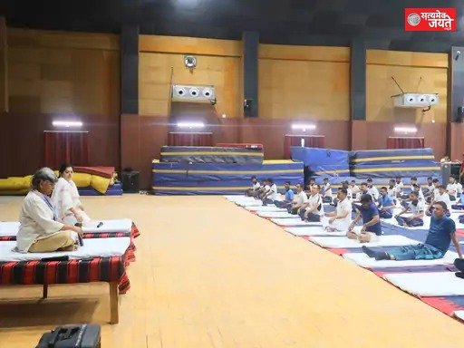 पूर्वांचल विश्वविद्यालय में 600 एनसीसी कैडेटों ने किया योगाभ्यास, कुलपति ने बताए स्वस्थ जीवन के मंत्र