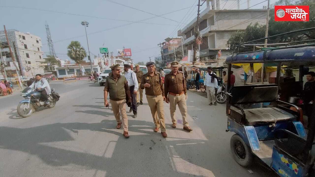 जौनपुर                    अजय पाल शर्मा पुलिस अधीक्षक जौनपुर के निर्देशन में जनपद में सुरक्षा एवं कानून-व्यवस्था को सुदृढ़ बनाये रखने के दृष्टिगत अपर पुलिस अधीक्षक नगर डा0 संजय कुमार द्वारा पुलिस बल के साथ थाना क्षेत्र लाइनबाजार में पैदल गश्त/क्षेत्र भ्रमण किया गया।
