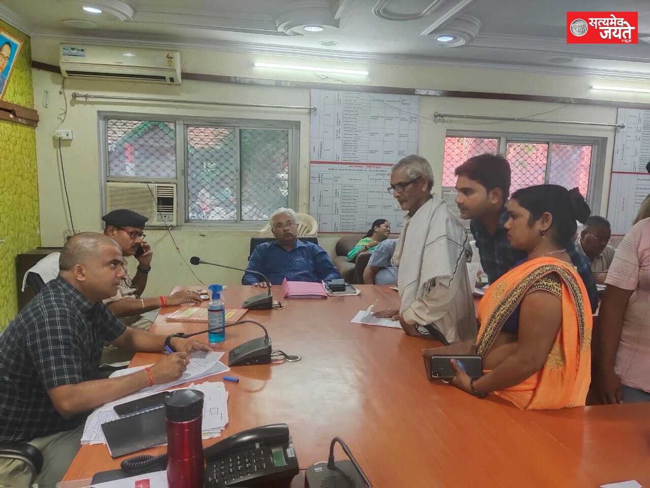 जौनपुर<br>जिलाधिकारी मनीष कुमार वर्मा की अध्यक्षता में संपूर्ण समाधान दिवस का आयोजन कलेक्ट्रेट सभागार में किया गया।
