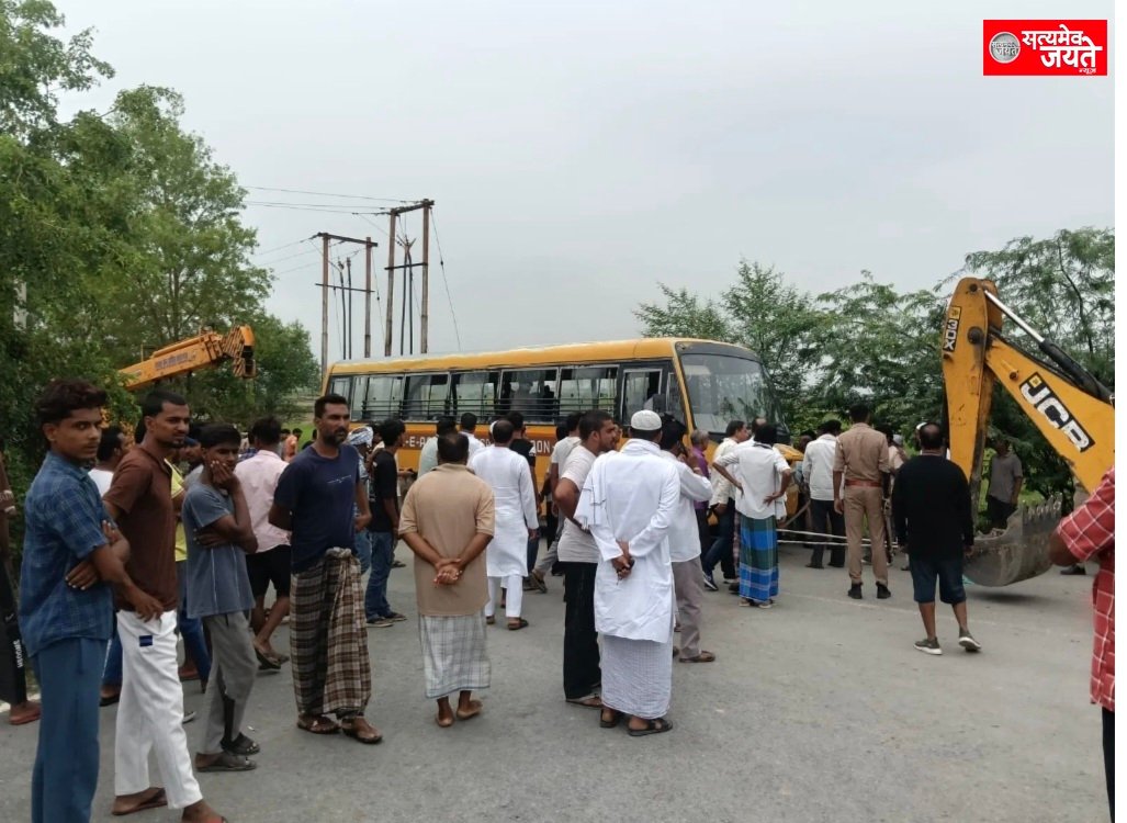 आजमगढ़ में स्कूली बच्चों से भरी बस पलटने से मासूम की मौत, कई छात्र घायल