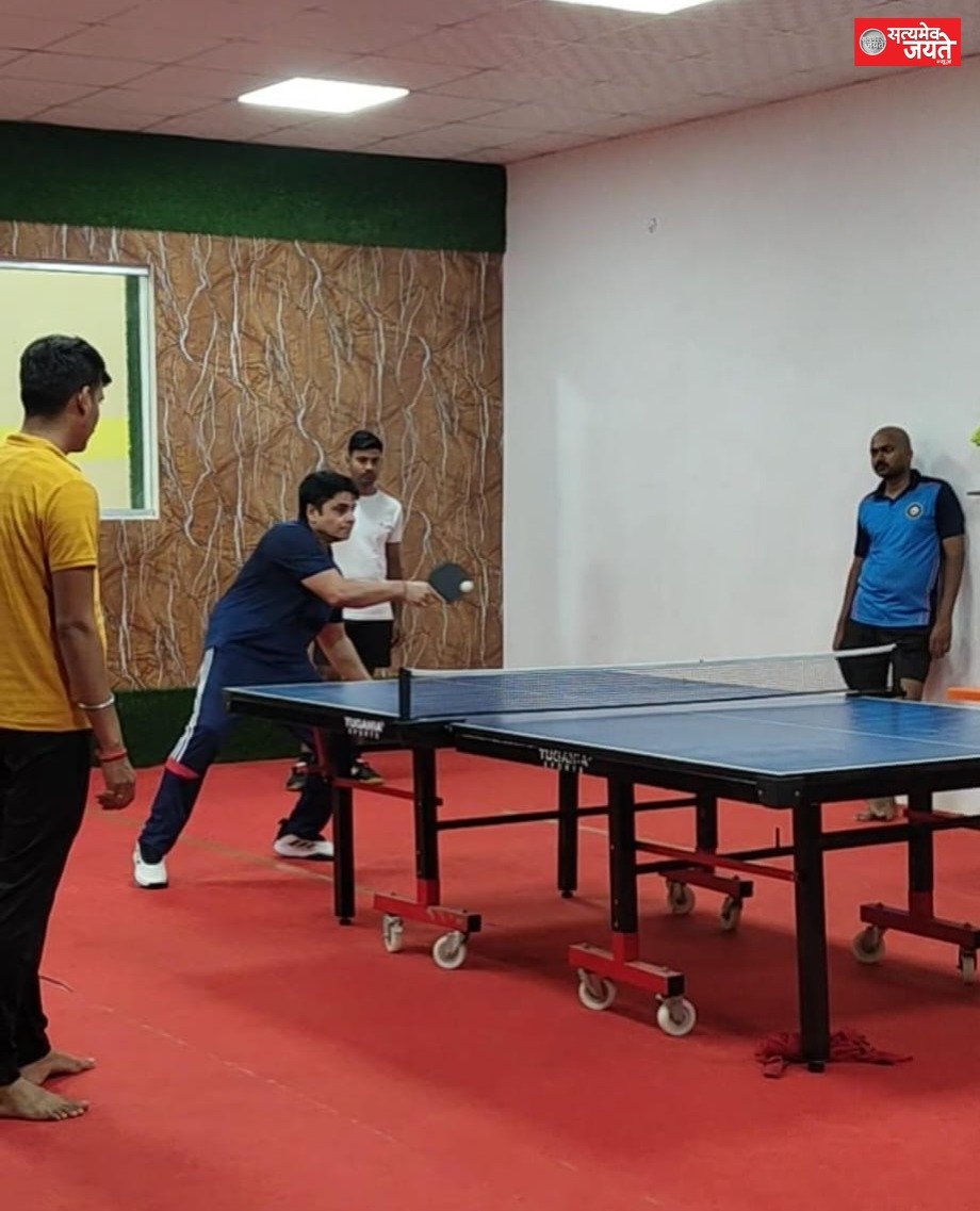 वाराणसी जोनल पुलिस बैडमिंटन क्लस्टर प्रतियोगिता में जौनपुर पुलिस का शानदार प्रदर्शन, एएसपी ग्रामीण ने जीता स्वर्ण पदक
