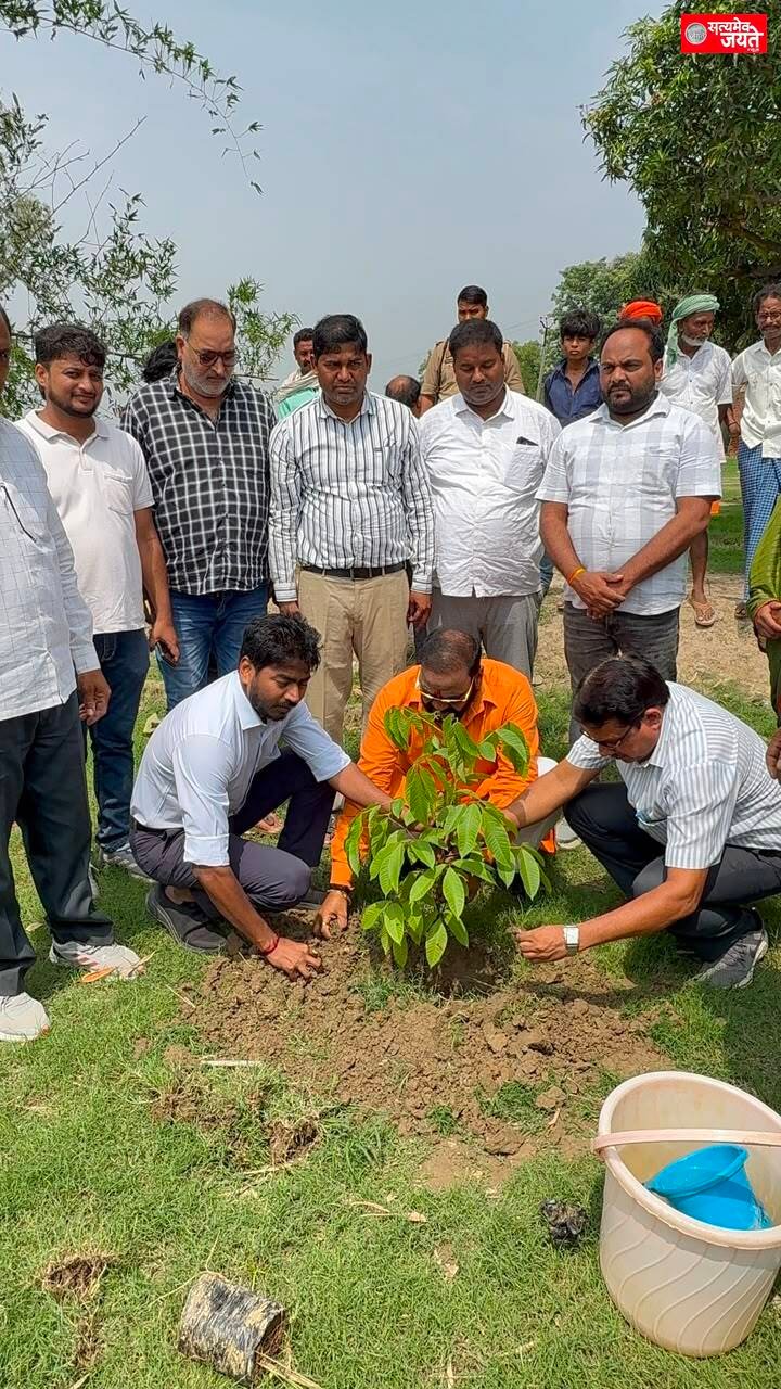 “एक पेड़ मां के नाम” अभियान के तहत पूर्व विधायक ने किया वृक्षारोपण