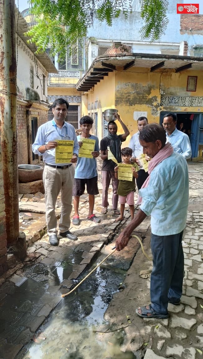 लाइन बाजार में डेंगू मरीज मिलने पर स्वास्थ्य विभाग ने चलाया अभियान