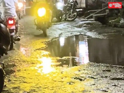हल्की बारिश में डूबीं शाहगंज की सड़कें, जलभराव से लोगों की बढ़ीं मुश्किलें