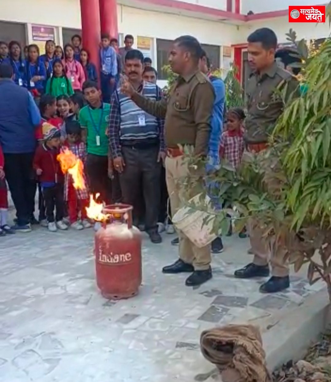 जौनपुर अग्नि सुरक्षा जागरुकता अभियान अग्नि सुरक्षा/बचाव जागरूकता के दृष्टिगत जनपद में विभिन्न स्थानों पर फायर ऑडिट/मॉक ड्रिल कराया गया, आमजन/ संबंधित कर्मियों को प्रशिक्षण देकर आवश्यक जानकारी दी गई।