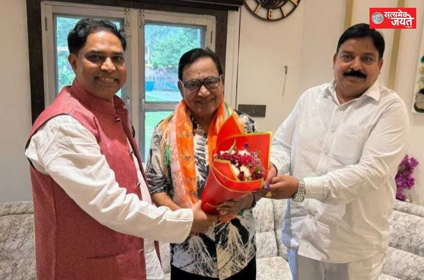 बॉलीवुड गायक अगम कुमार निगम का खुर्जा में भव्य स्वागत