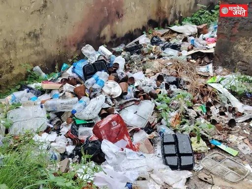 खुटहन ब्लॉक परिसर में गंदगी का अंबार, बंद पड़ा शीतल जल प्लांट