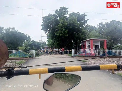 लखउवा रेलवे फाटक में तकनीकी खराबी, घंटों जाम में फंसे वाहन
