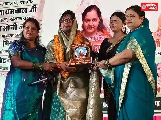 कजरी तीज महोत्सव में लोकगीतों ने बांधा समां, महिलाओं ने साझा की तीज की खुशियां