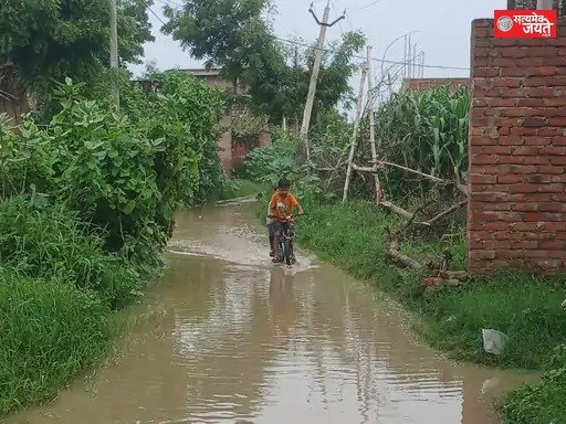 जल निकासी की व्यवस्था नहीं, रामपुर खुर्द की बस्ती में कई दिनों से भरा पानी