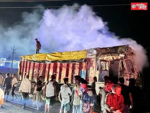 शाहगंज में खड़े चावल लदे ट्रक में लगी आग, केबिन समेत आगे का हिस्सा जला