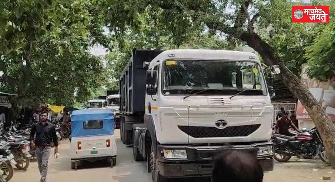 सुविधा शुल्क के आरोप में आरटीओ कार्यालय के बाहर खड़े किए डंपर